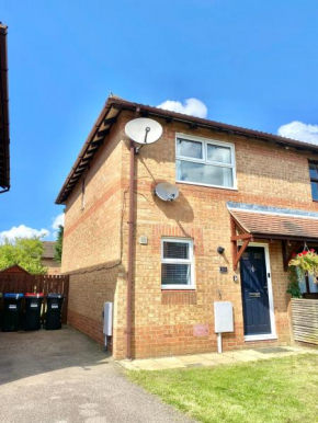FREE PRIVATE PARKING! Central MK Home, Driveway and Garden! FULLY EQUIPPED 4 BEDS! Train station 5 Mins